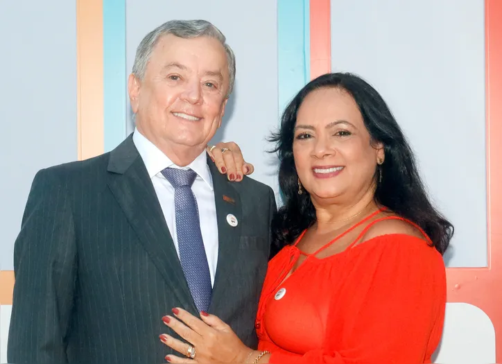 Kelsor Fernandes e sua esposa, Cassia Fernandes, celebram o cinquentenário do complexo Sesc Senac