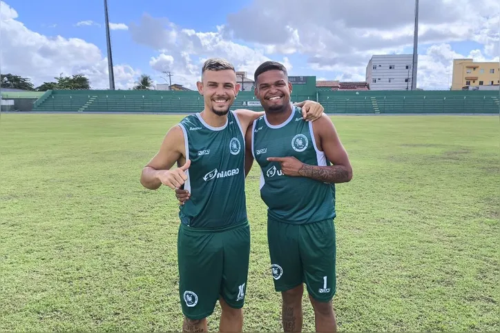 Matheus Firmino (à esq.) e Hugo Moura, jogadores do Jacuipense