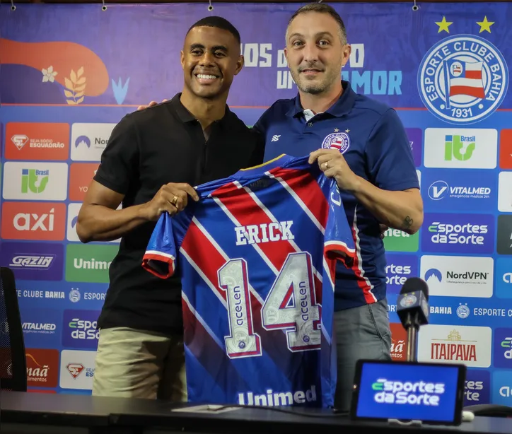 Erick e Carlos Eduardo Santoro durante a apresentação do jogador