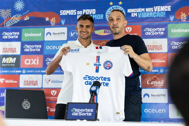 Rodrigo Nestor e Carlos Eduardo Santoro durante a apresentação do jogador