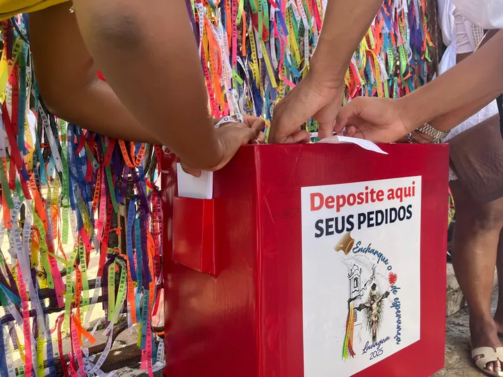 Fiéis fazem pedidos ao Senhor do Bonfim