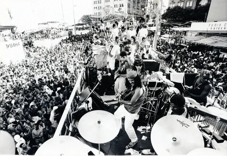 Moraes Moreira, o primeiro a cantar em um trio, na praça Castro Alves em 1990