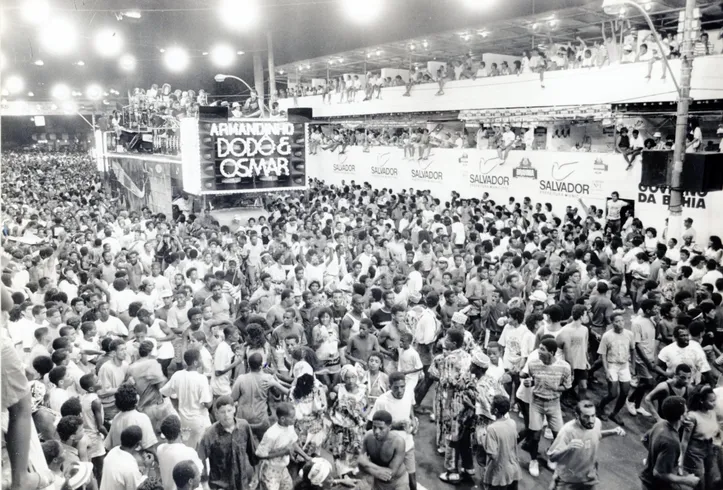 Multidão de foliões segue o trio de Armandinho Dodô & Osmar no Campo Grande no Carnaval de 1992