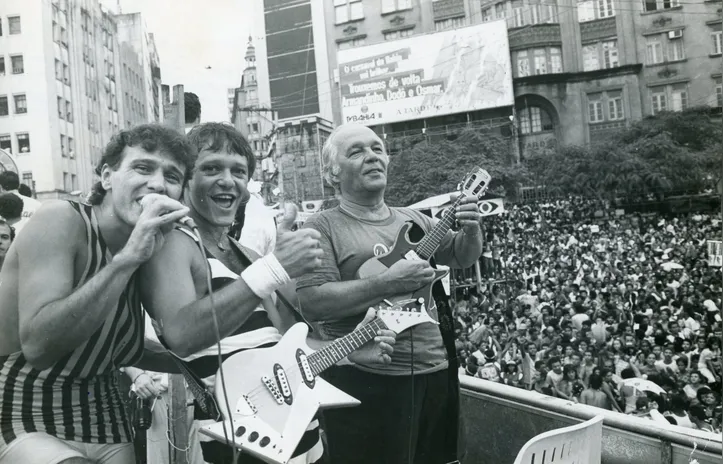 Osmar tocando com os Filhos no Carnaval de 1985