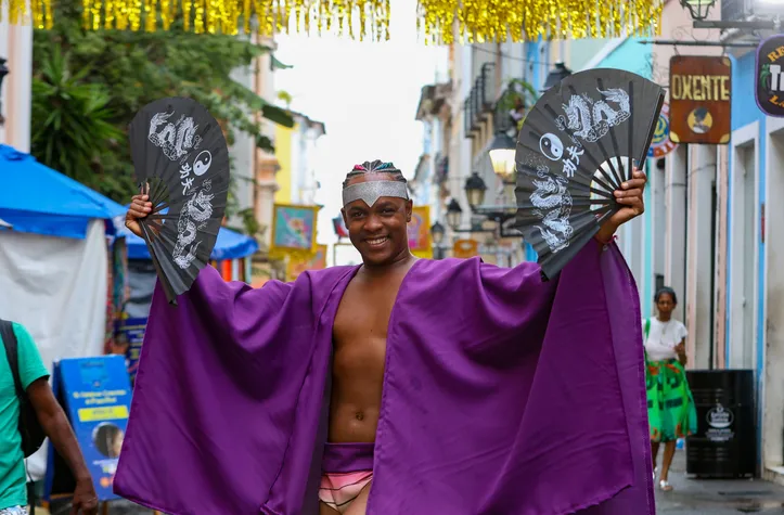 Imagem ilustrativa da imagem Vídeo: foliões usam leques ‘mágicos’ para afastar toró no Pelourinho