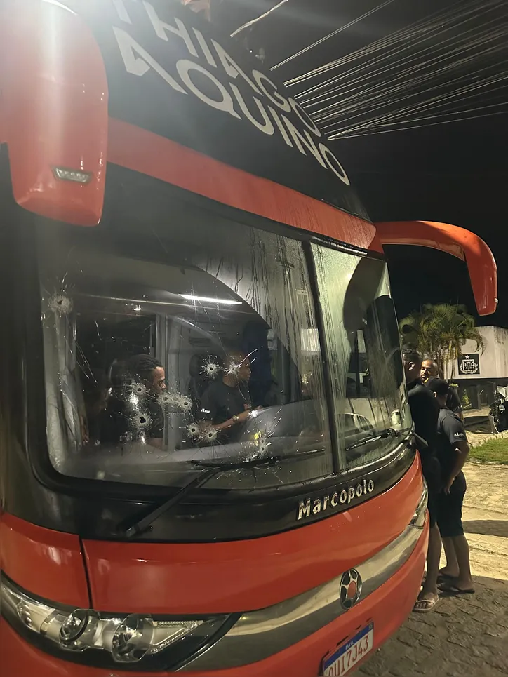 Imagem ilustrativa da imagem Vídeo: ônibus do cantor Thiago Aquino é atingido por tiros na Bahia