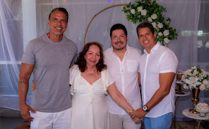 Aniversariante Kátia Maia com os filhos Charles Batalha, Leonardo Maia e Robert Batalha