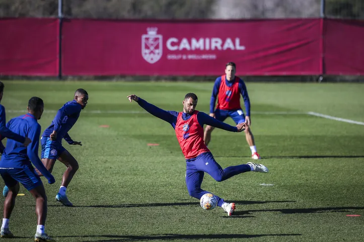 Vitor Hugo treina normalmente com o grupo tricolor