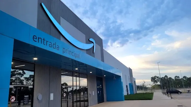 Fachada do Gru9, novo centro de distribuição da Amazon Brasil, em Cajamar, São Paulo