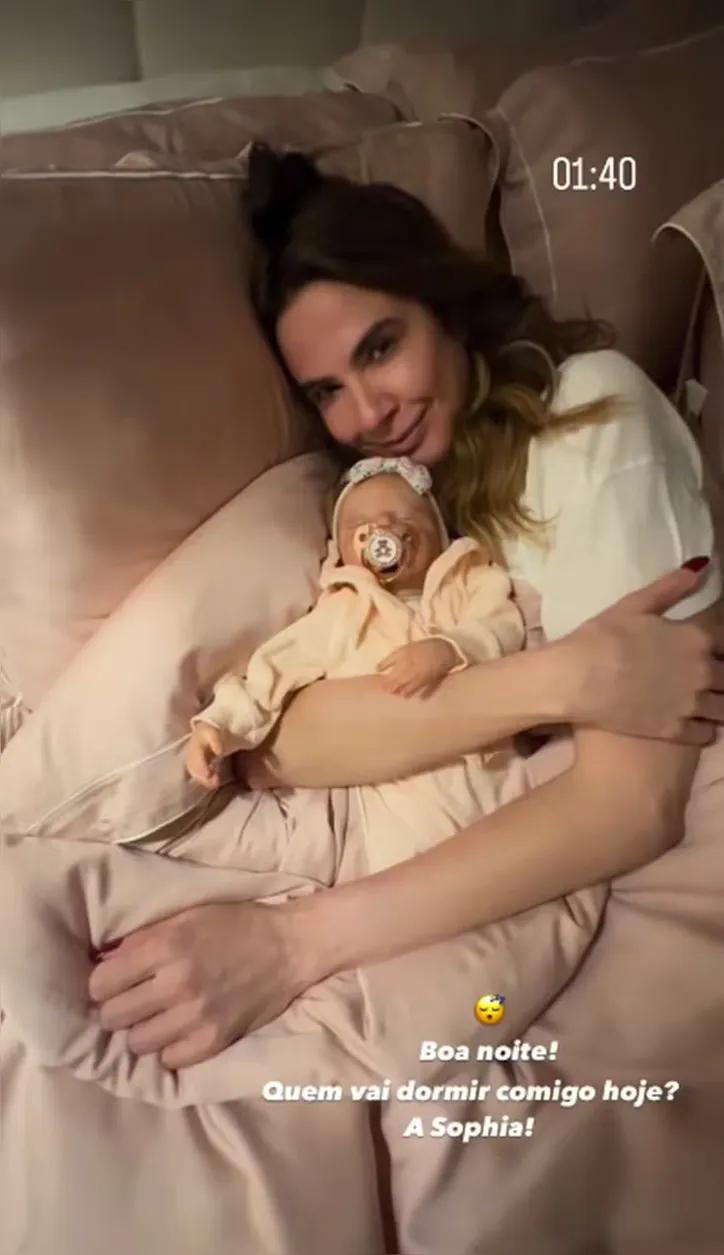 Após parto, Luciana Gimenez publica foto ao lado de bebê reborn