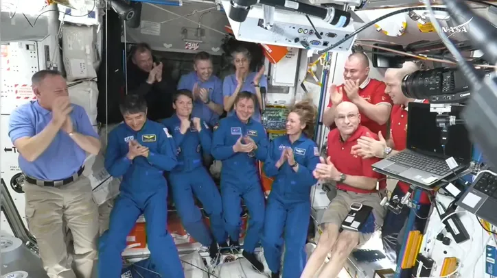 Astronautas durante uma transmissão ao vivo da NASA