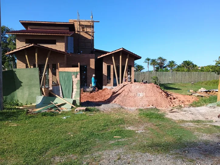 Casa em construção dentro do parque ecológico Pequeno Mundo Verde