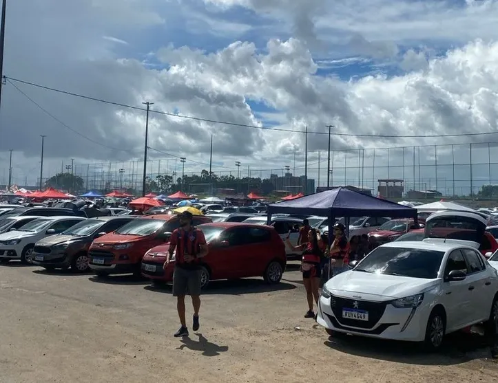 Torcedor rubro-negro curte no estacionamento do Barradão antes da bola rolar para o Ba-Vi da final do Baianão