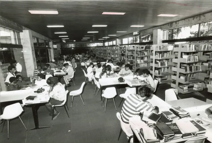 A Biblioteca Central tem diversos setores como o de pesquisa e empréstimos