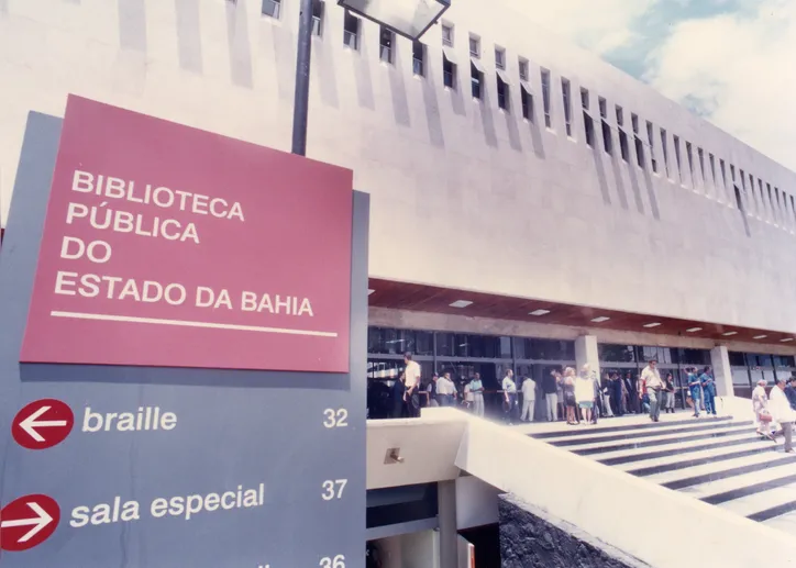 A Biblioteca Pública do Estado da Bahia possui um setor Braille que é referência nacional em acessibilidade