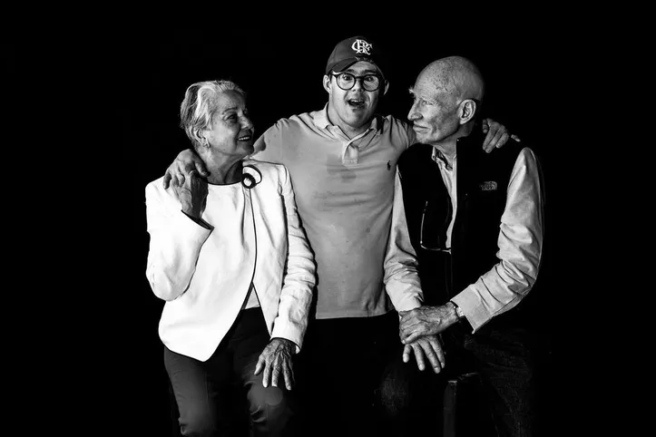Rodrigo e os pais Lélia e Sebastião Salgado: expo em Reims