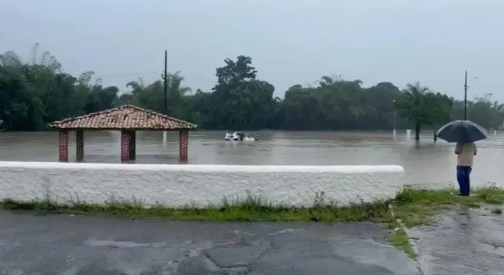 Chuva enche Rio Imbassaí