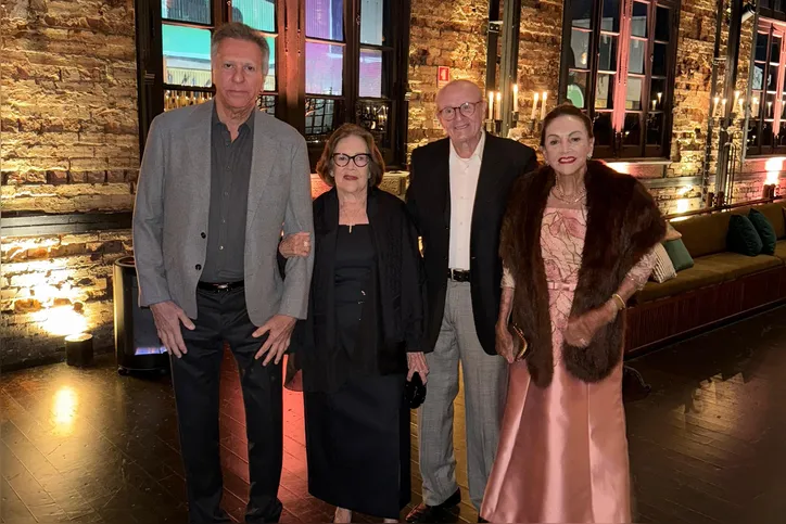 O aniversariante Fred Luz ao lado de Maria José e Eduardo Vasconcelos, e sua mãe, Margarida