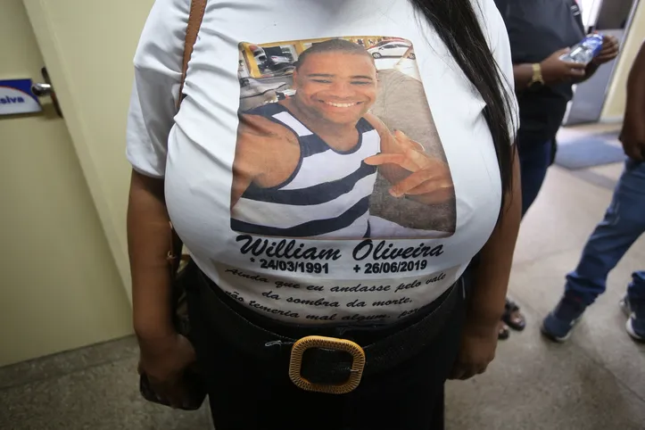 Familiares estiveram no júri popular com uma camisa com o rosto de William Oliveira