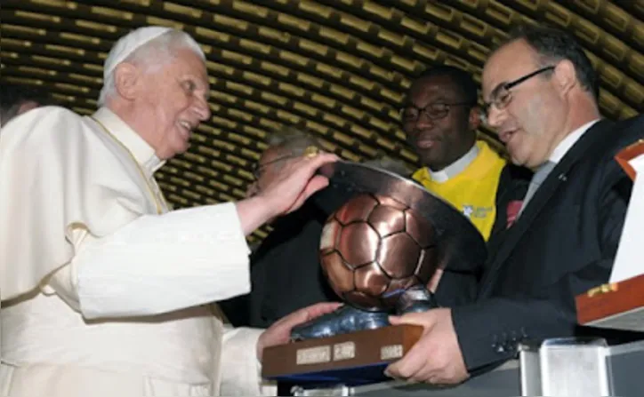Papa Bento XVI abençoando o troféu da Clericus Cup