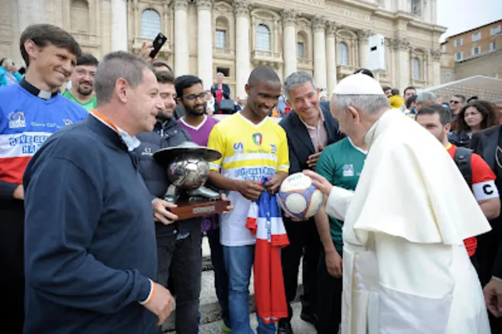 Papa Francisco abençoando a bola da Clericus Cup