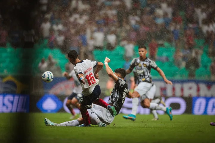 Erick Pulga driblou dois jogadores e deu assistência para Cauly