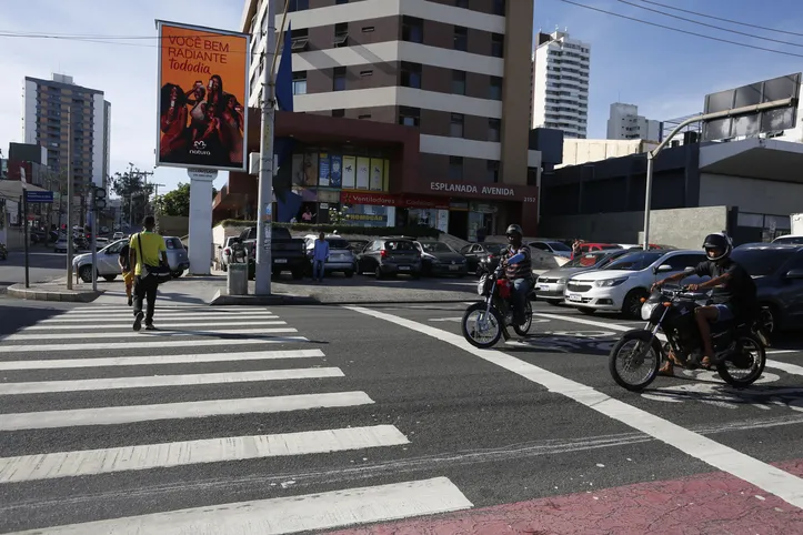 Pedestres na avenida Manoel Dias da Silva e faixa esclusiva para motos