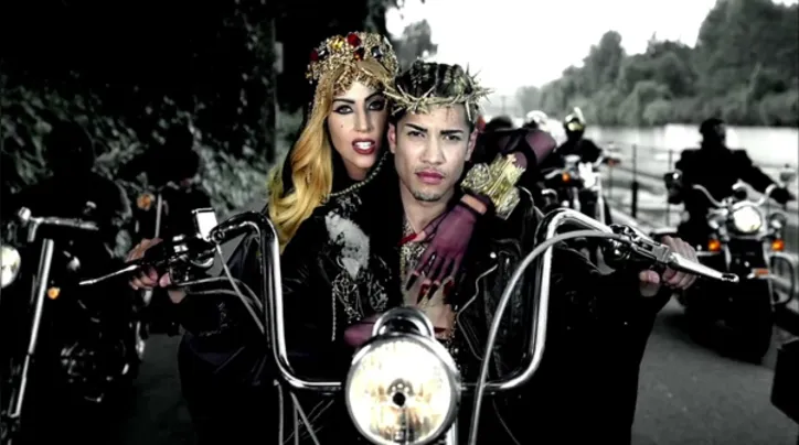 Lady Gaga no clipe 'Judas'  faz referência direta ao personagem bíblico Judas Iscariotes, que traiu Jesus Cristo, e também ao papel de Maria Madalena, que é a figura central do clipe