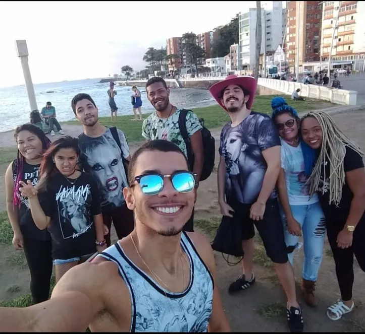 Cleone e amigos em encontro de fãs de Lady Gaga no Farol da Barra