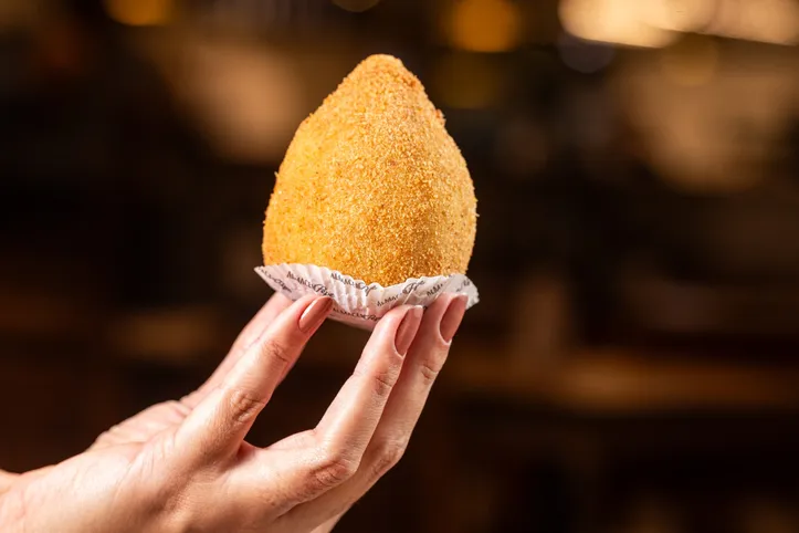 Imagem ilustrativa da imagem De simples salgado a iguaria gourmet, a coxinha é um ícone nacional