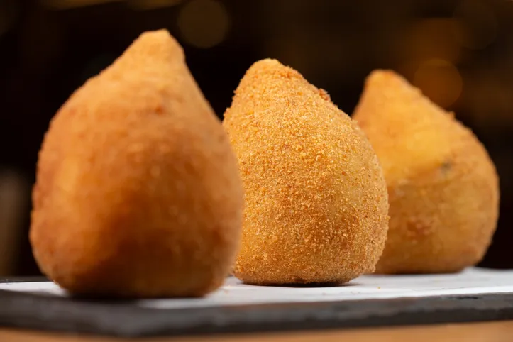 Imagem ilustrativa da imagem De simples salgado a iguaria gourmet, a coxinha é um ícone nacional