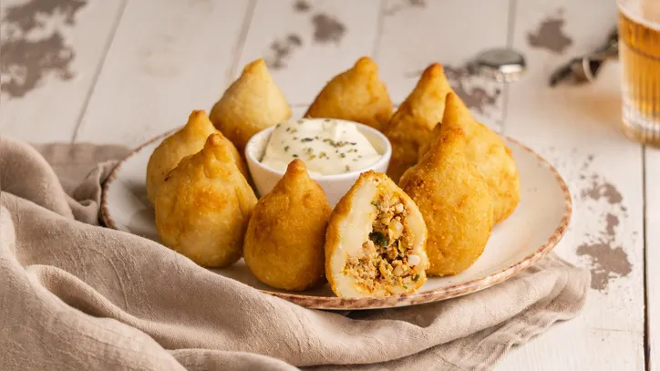 Imagem ilustrativa da imagem De simples salgado a iguaria gourmet, a coxinha é um ícone nacional
