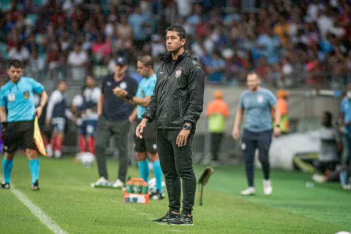 Técnico Thiago Carpini durante o clássico Ba-Vi