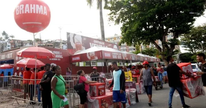 Vendedores no Carnaval de Salvador 2025