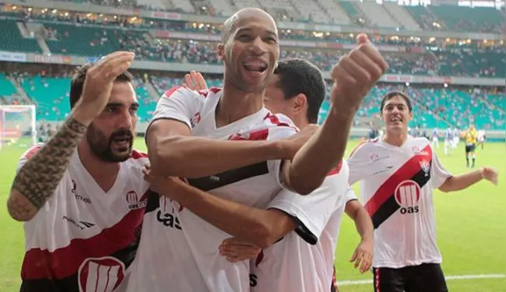 Dinei marcou quatro gols na goleada do Vitória sobre o Bahia por 7 a 3