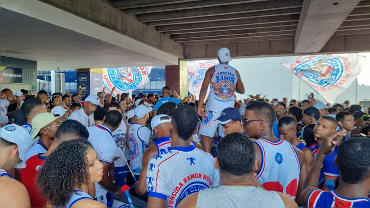 Imagem ilustrativa da imagem Do povo, o clamor: a festa para o Bahia no aeroporto rumo à Colômbia