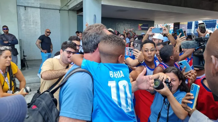 Imagem ilustrativa da imagem Do povo, o clamor: a festa para o Bahia no aeroporto rumo à Colômbia