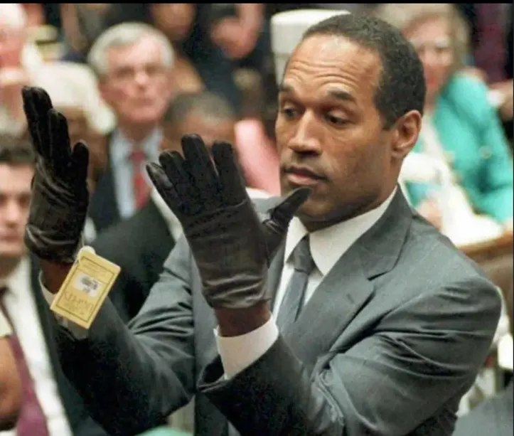 OJ Simpson colocando as luvas no julgamento