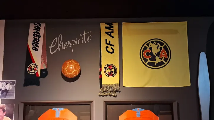 Imagem ilustrativa da imagem Exposição de Chaves em Salvador destaca paixão de Chespirito pelo futebol