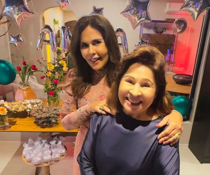 Anna recebe o carinho da sua mãe, Norma Possídio