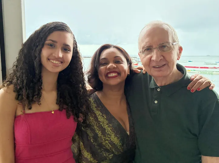Entre brindes e risadas, Cecília, Edilma e Ciril celebram em grande estilo