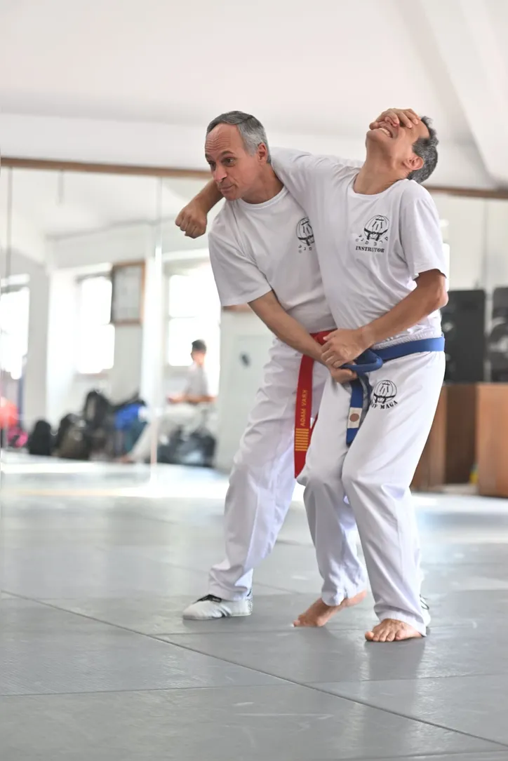 O Krav Magá usa pontos fracos do agressor para desestabilizá-lo