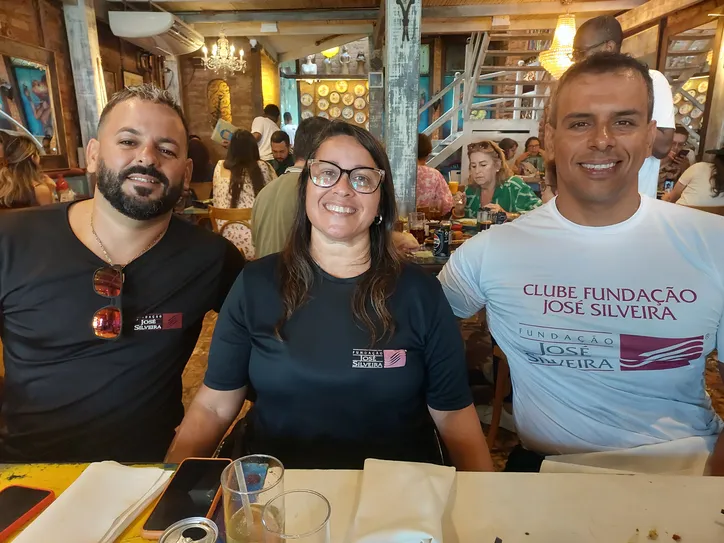 Os atletas Alan Gomes e Vando Eloy com a coordenadora do NAR, Verônica Almeida