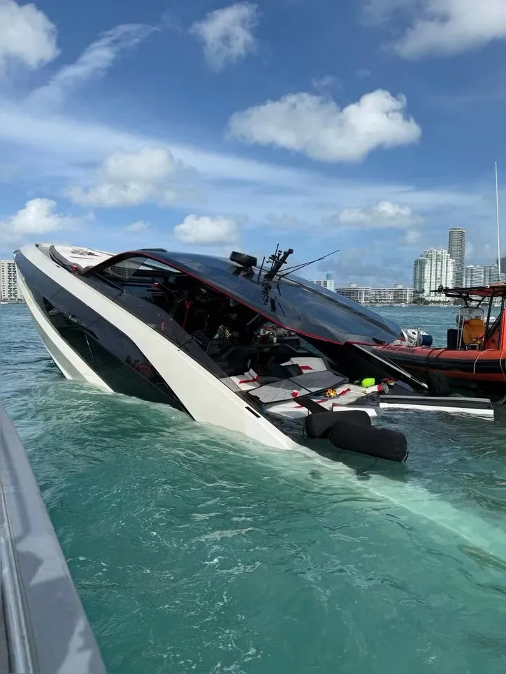 Iate submerso em praia de Miami