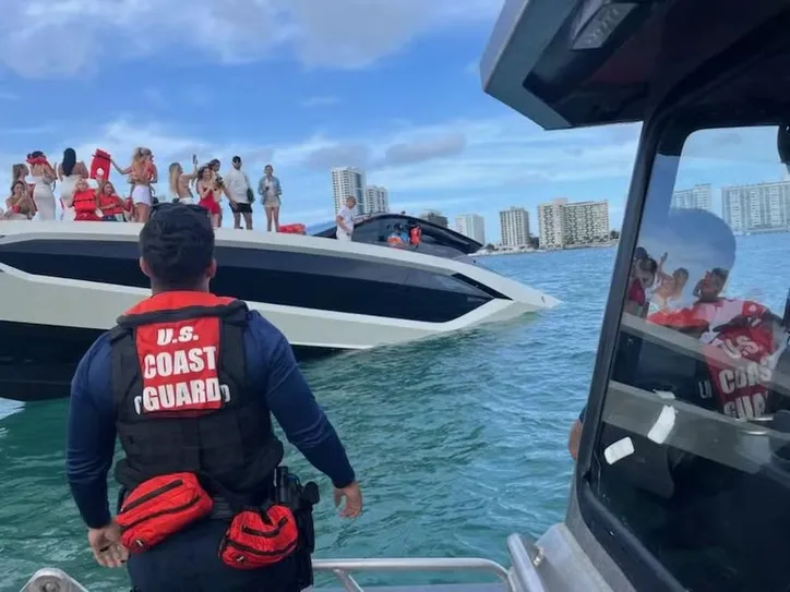 Turistas de outras embarcações presenciaram naufrágio