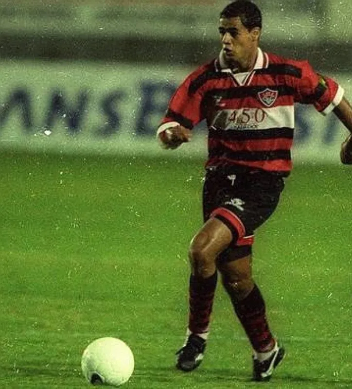 Fernando em ação pelo Vitória no ano de 1999