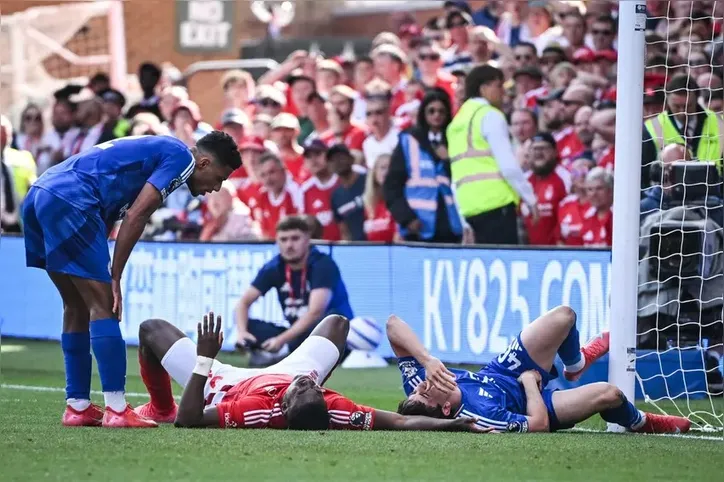 Momentos após Taiwo Awoniyi se chocar com a trave no jogo entre Nottingham Forest e Leicester