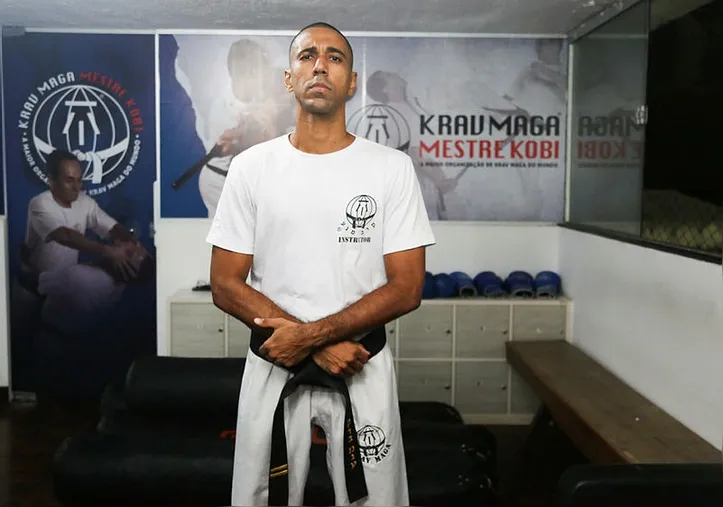 Gabriel Carvalho, instrutor e faixa-preta de Krav Magá