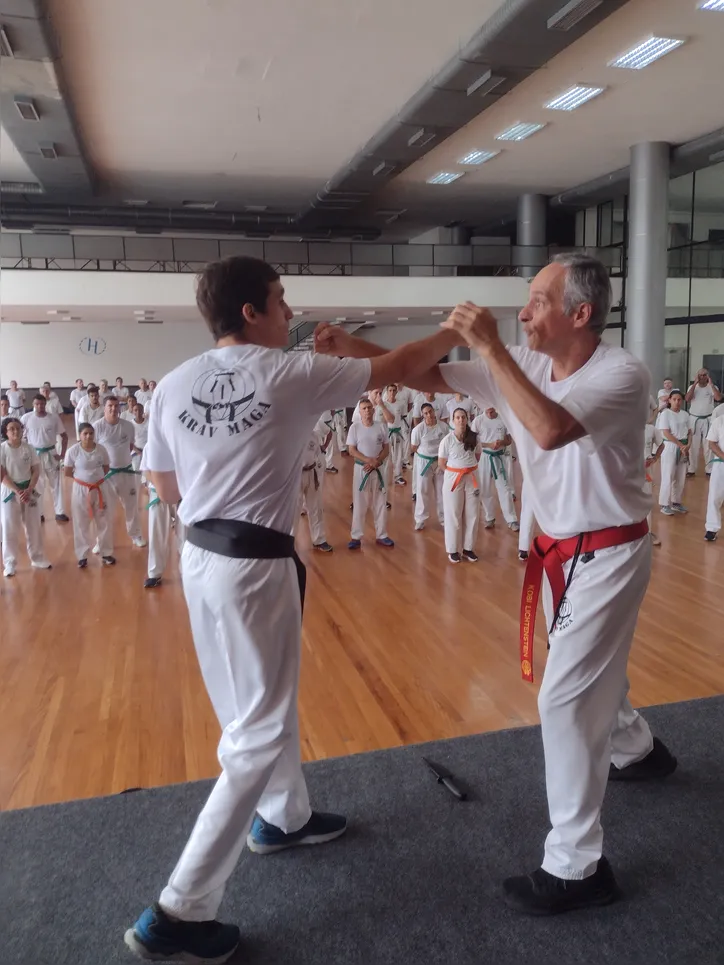 Grão-Mestre Kobi lutando Krav Magá