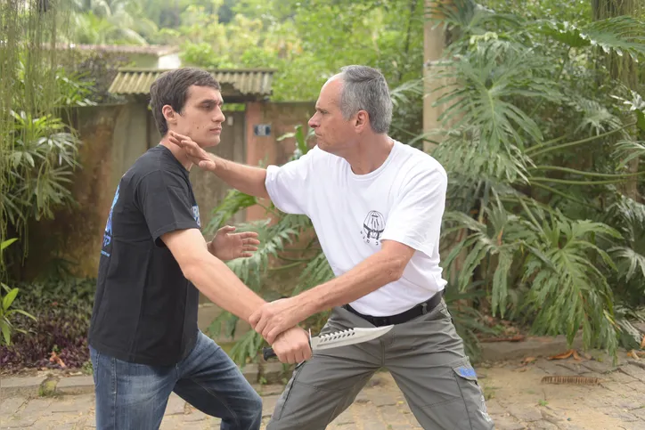 O Krav Magá ensina defesa contra armas